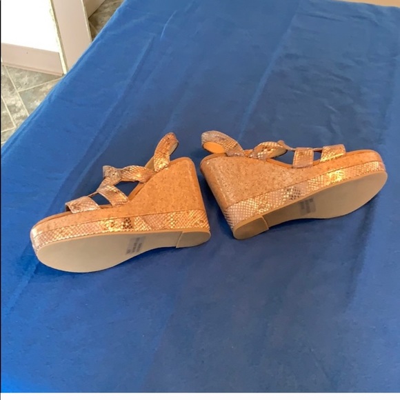 Very volatile gold snakeskin platform wedges - Picture 6 of 9